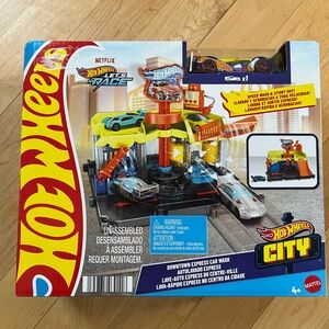 NIB Hot Wheels City Downtown Express Car Wash